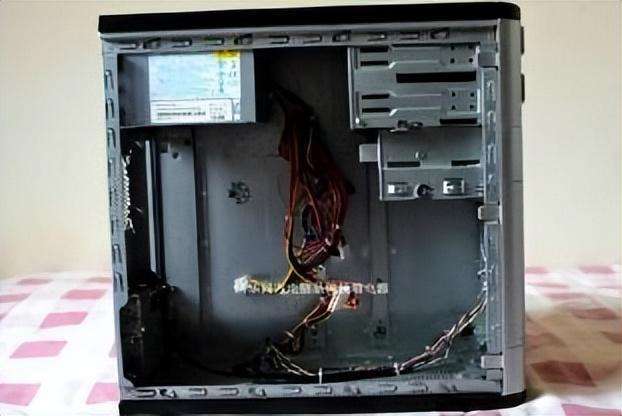 电脑主机箱漏电如何解决（常见电脑机箱电源故障排除）