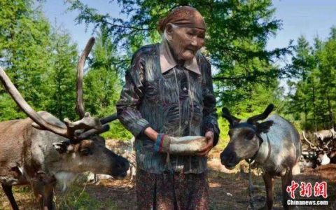 “中国最后的女酋长”玛丽亚·索在驯鹿身边去世，享年101岁